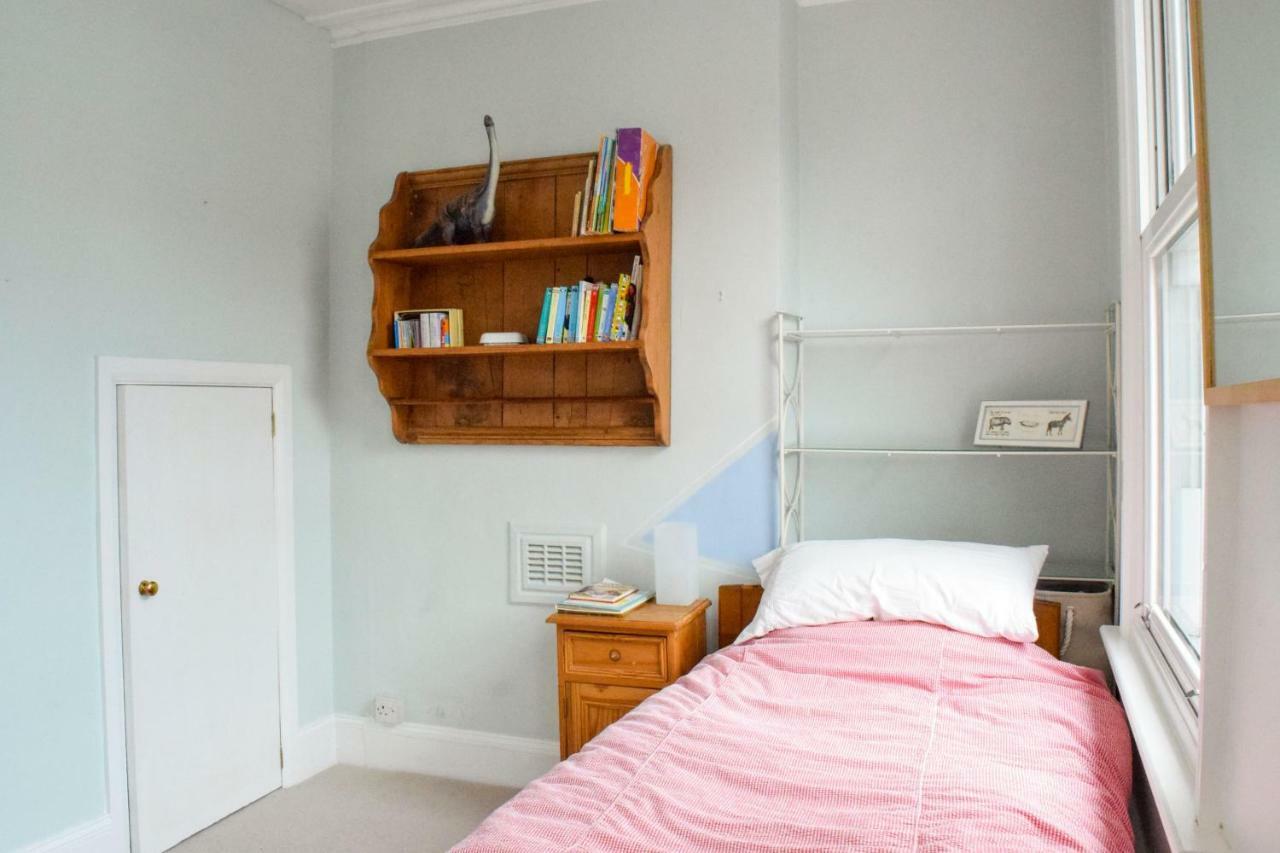 3 Bedroom Family House With A Superb Kitchen And Garden London Exterior photo