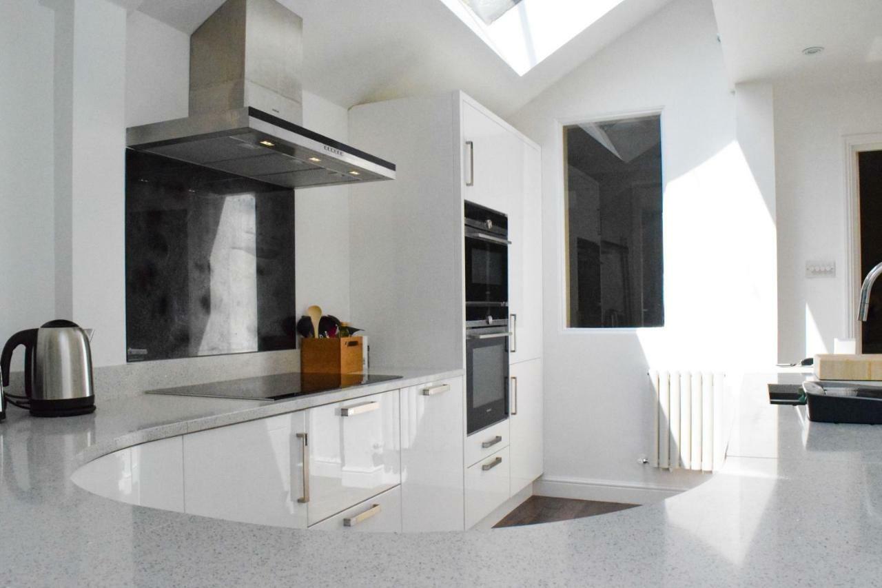 3 Bedroom Family House With A Superb Kitchen And Garden London Exterior photo
