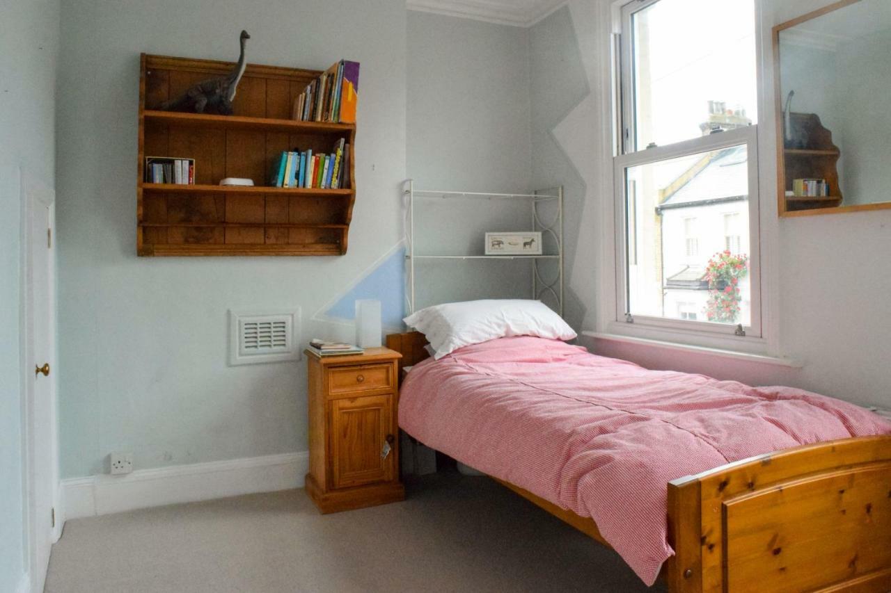 3 Bedroom Family House With A Superb Kitchen And Garden London Exterior photo