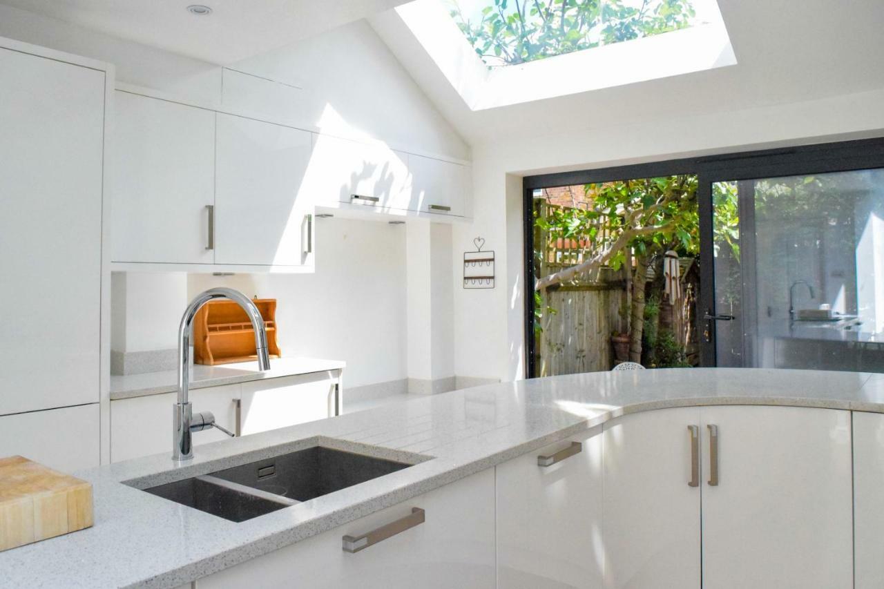 3 Bedroom Family House With A Superb Kitchen And Garden London Exterior photo